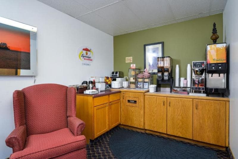 Super 8 By Wyndham Minot Airport photo 1