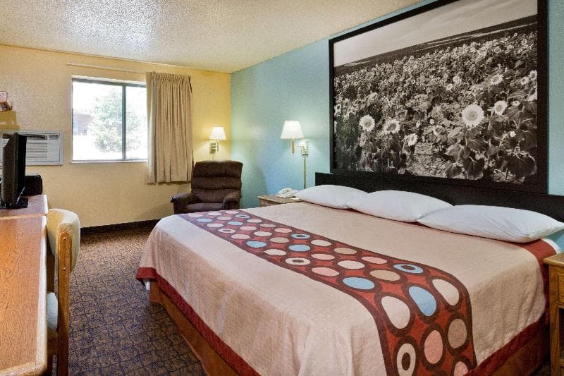 Super 8 by Wyndham Lexington Park/California Area 2
