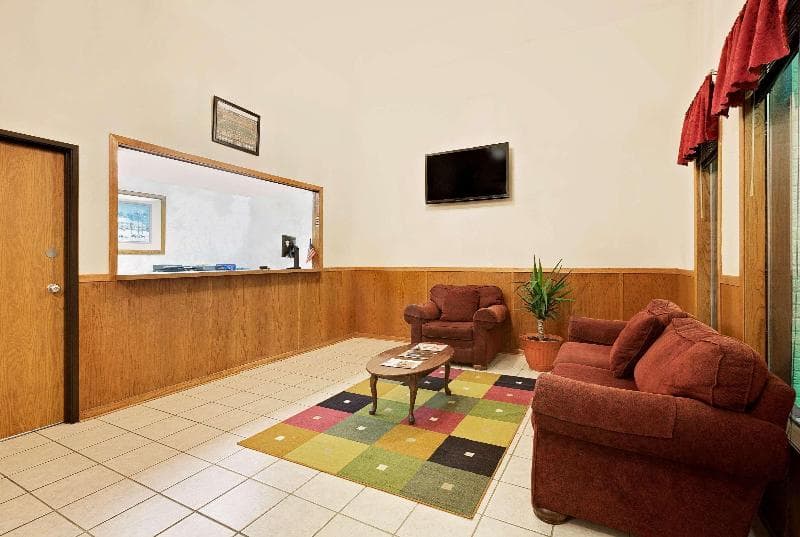 Super 8 By Wyndham Marshall 4