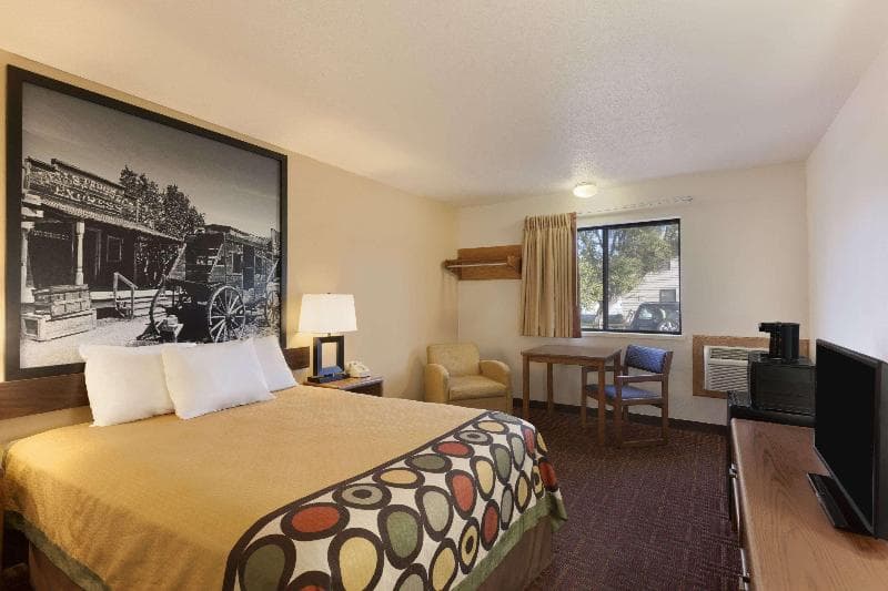 Super 8 By Wyndham Wall 3