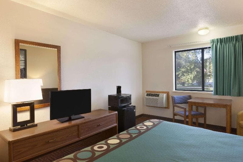 Super 8 By Wyndham Wall 4