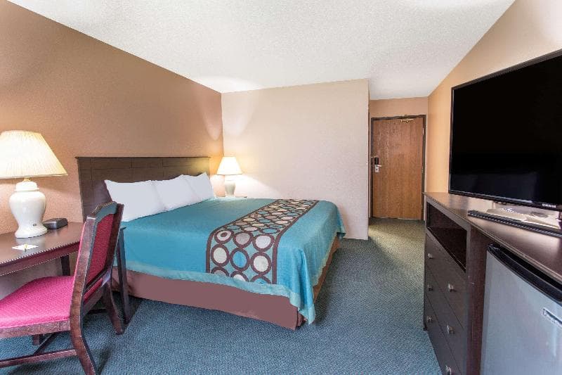 Super 8 by Wyndham Austin photo 1