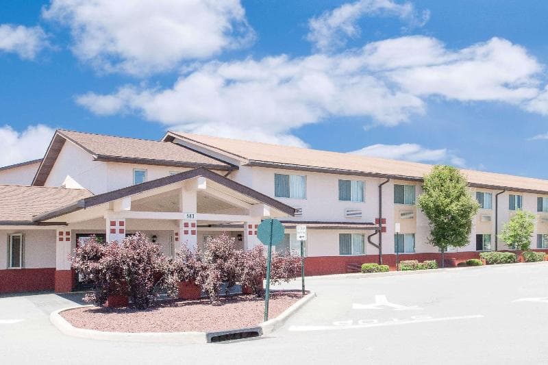 Super 8 by Wyndham Middletown 4