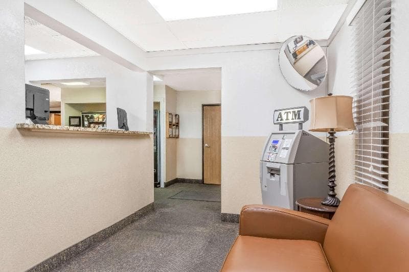 Super 8 By Wyndham Montgomery Maybrook 4