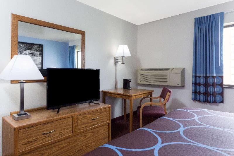 Super 8 by Wyndham Wisconsin Dells 3