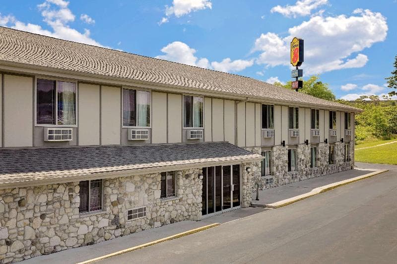 Super 8 by Wyndham Sturgeon Bay 5