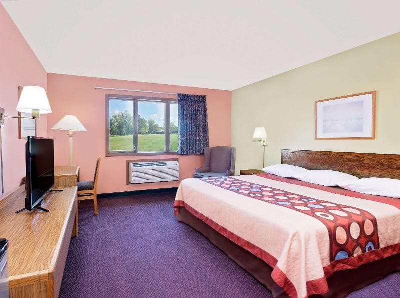 Super 8 by Wyndham Sturgeon Bay 2