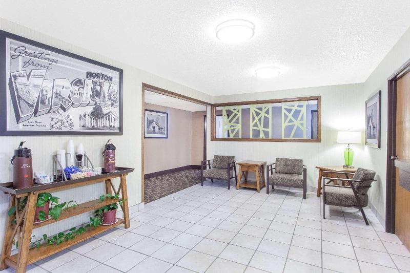Super 8 by Wyndham Norton 3