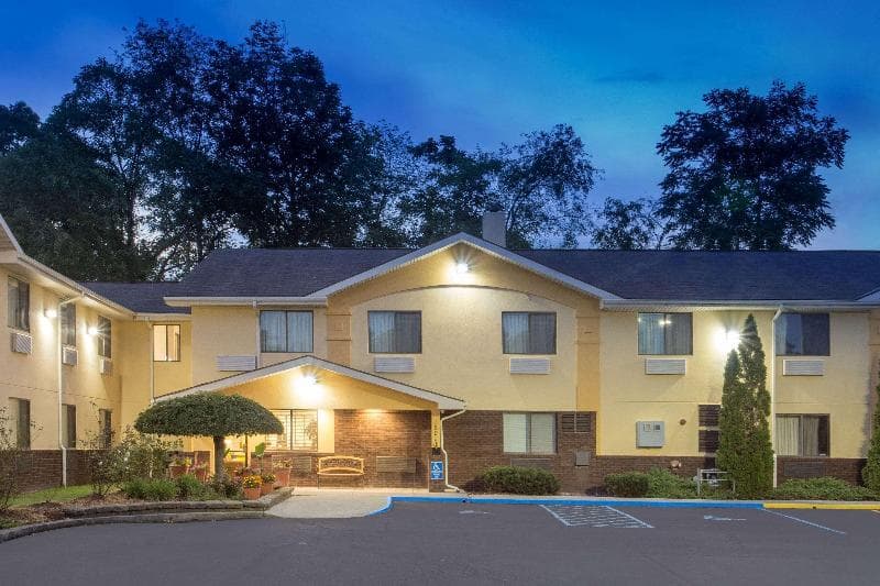 Super 8 by Wyndham Radford 5