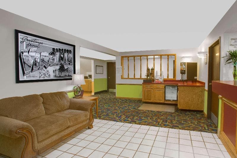 Super 8 by Wyndham Radford 4