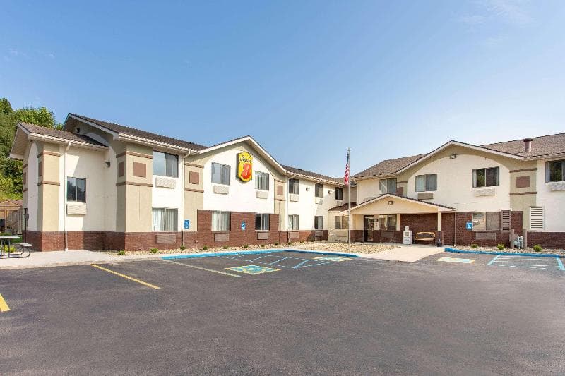 Super 8 by Wyndham Weston 4