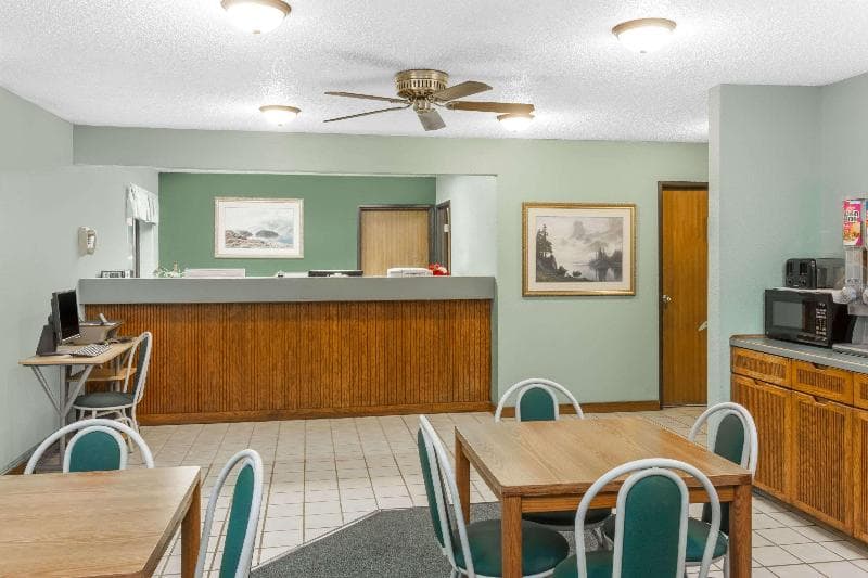 Super 8 By Wyndham Washington/Peoria Area 2