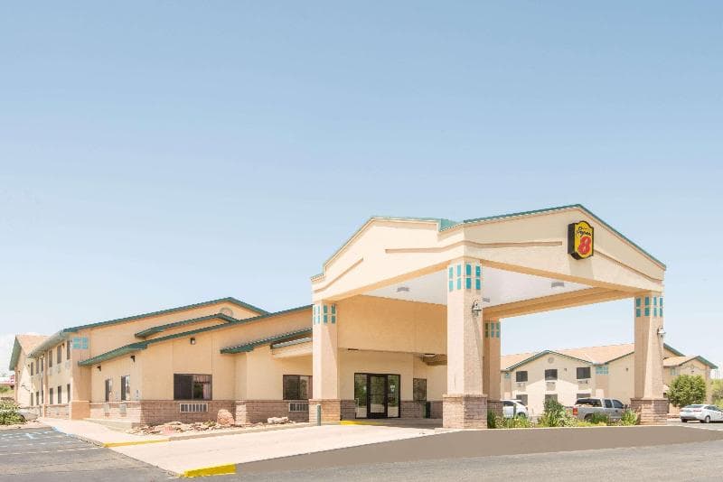Super 8 by Wyndham Santa Rosa 4