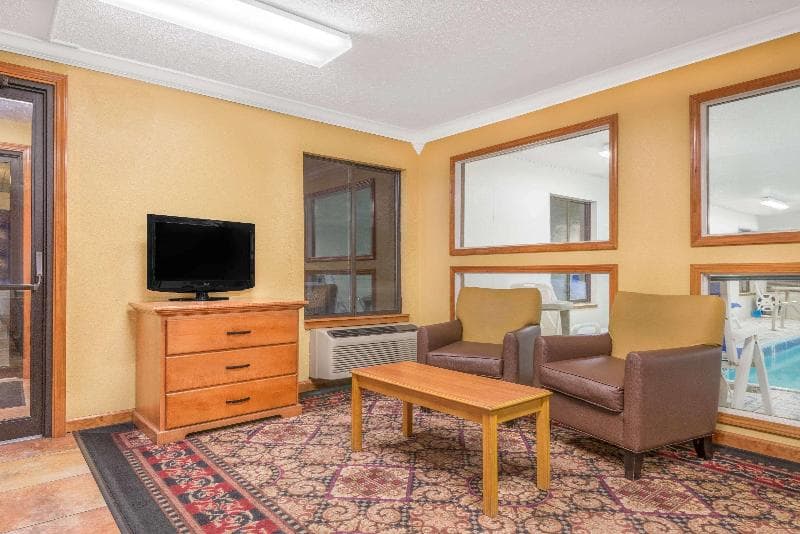 Super 8 by Wyndham Vincennes 4