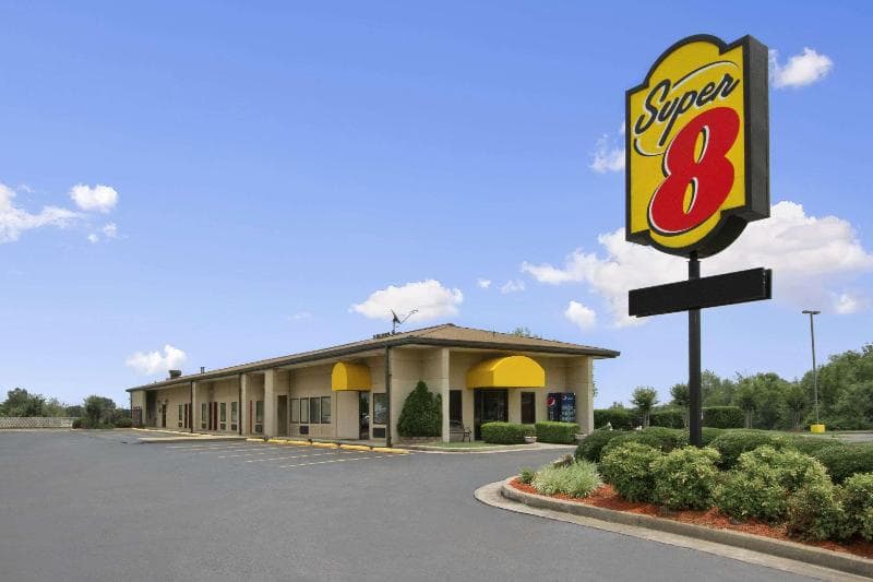 Super 8 by Wyndham Tupelo Airport 5