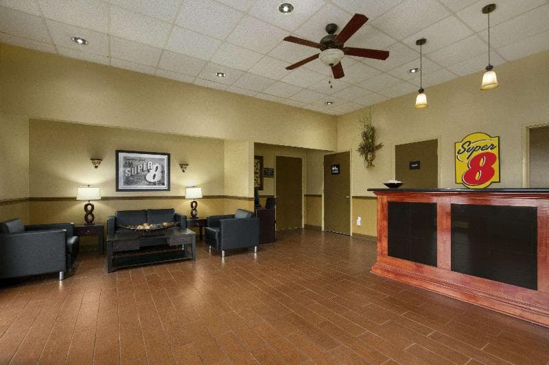 Super 8 by Wyndham Tupelo Airport 4