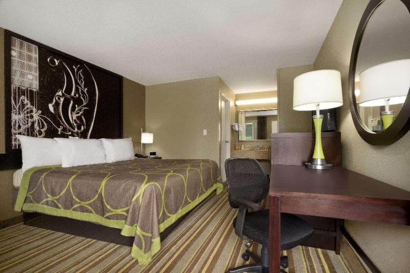 Super 8 by Wyndham Tupelo Airport 3