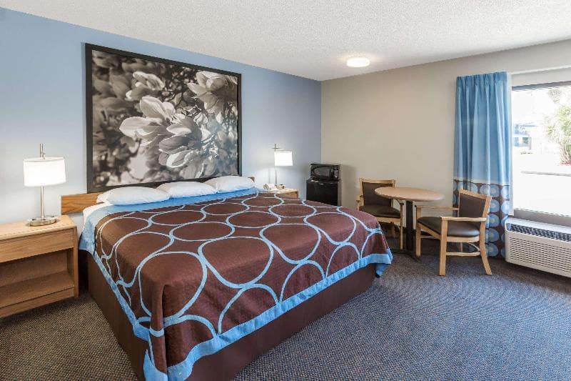 Super 8 by Wyndham Valdosta/Conference Center Area photo 1