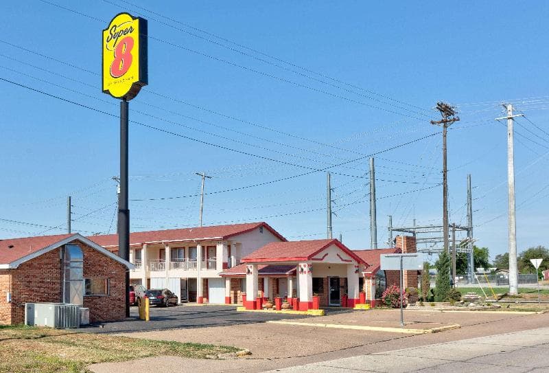 Super 8 by Wyndham Vernon 5