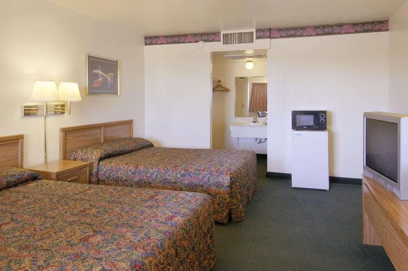 Super 8 by Wyndham Vernon 3