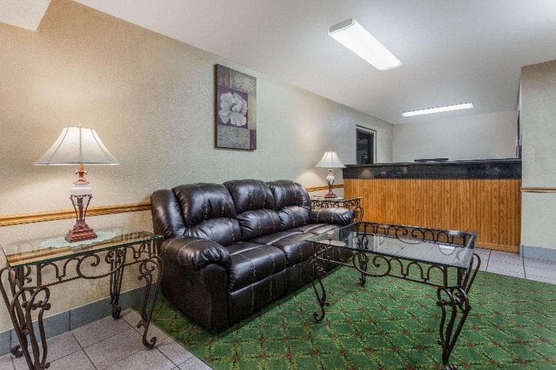 Super 8 by Wyndham Carrollton 4
