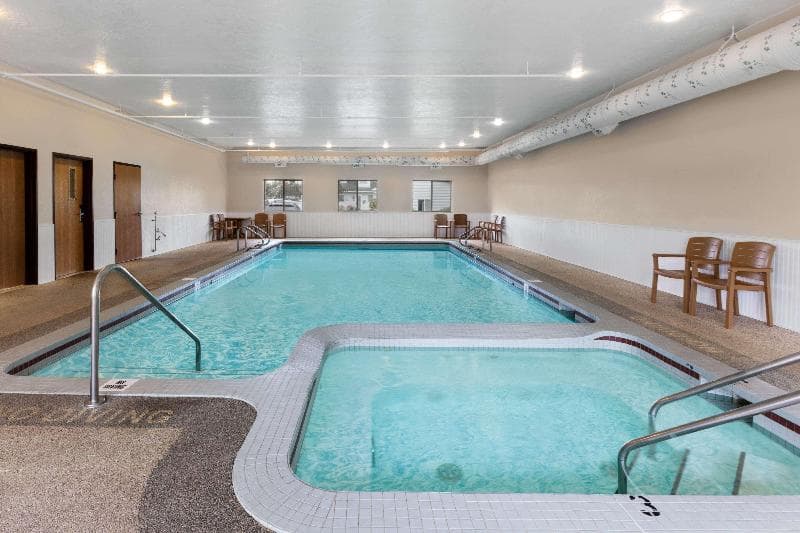 Super 8 by Wyndham St. Ignace 4
