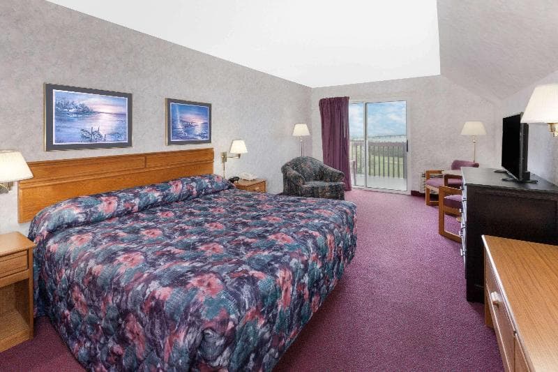 Super 8 by Wyndham St. Ignace 2