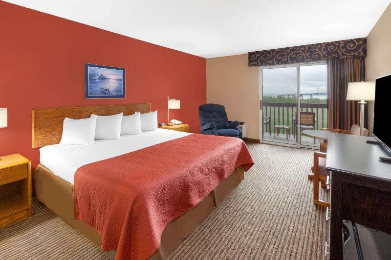 Super 8 by Wyndham St. Ignace 5