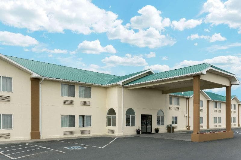 Super 8 by Wyndham Green River 1