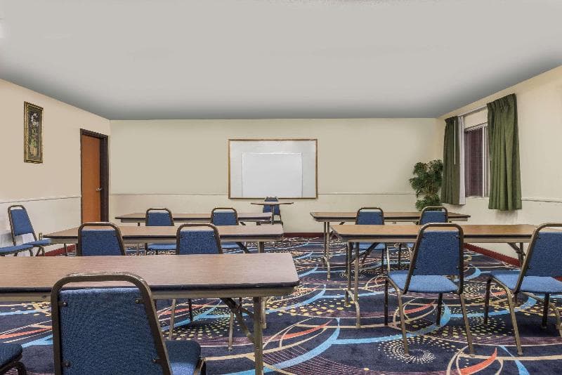 Super 8 By Wyndham Denton main