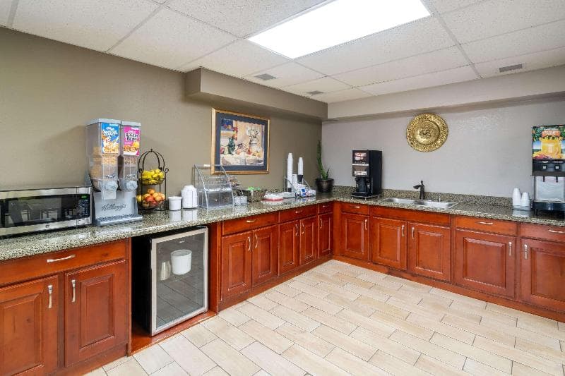 Super 8 By Wyndham Shepherdsville 3