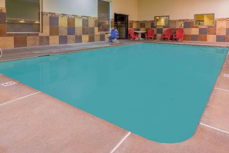 Super 8 by Wyndham Woodburn 5