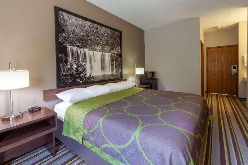 Super 8 by Wyndham La Grange photo 1