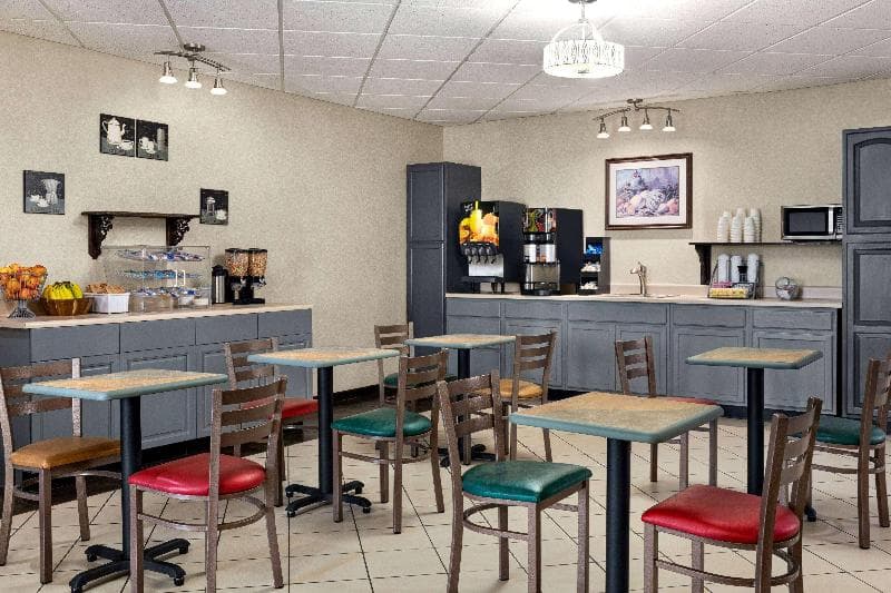 Super 8 by Wyndham Grove City 3