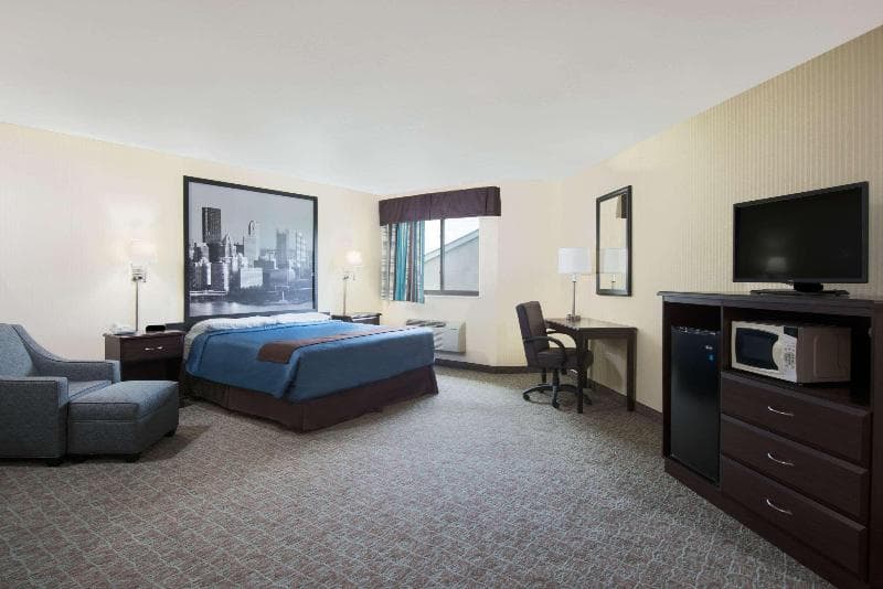 Super 8 by Wyndham Grove City 4