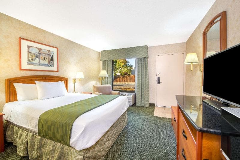 Days Inn & Suites by Wyndham Albuquerque North photo 1