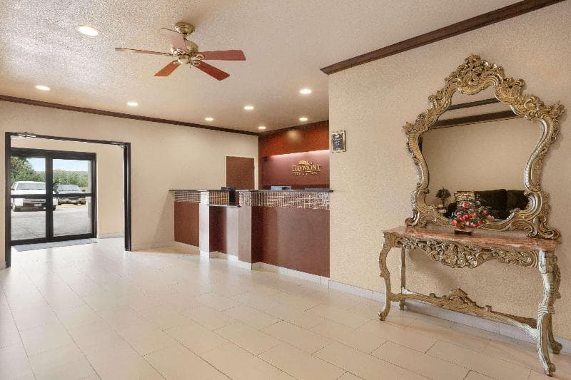 Baymont by Wyndham Clute 5