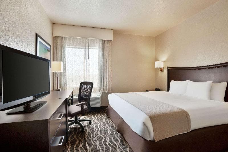Baymont by Wyndham Clute 4