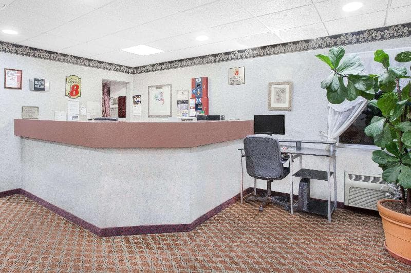 Super 8 By Wyndham Monticello 3