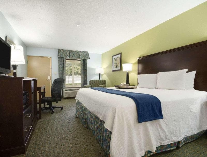 Baymont by Wyndham Fort Walton Beach Mary Esther photo 1