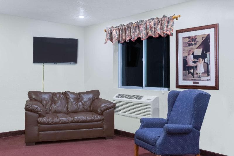 Super 8 By Wyndham Blackfoot 5