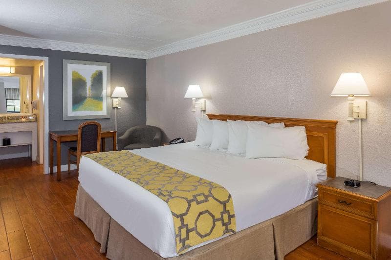 Casa Bella Inn & Suites 5