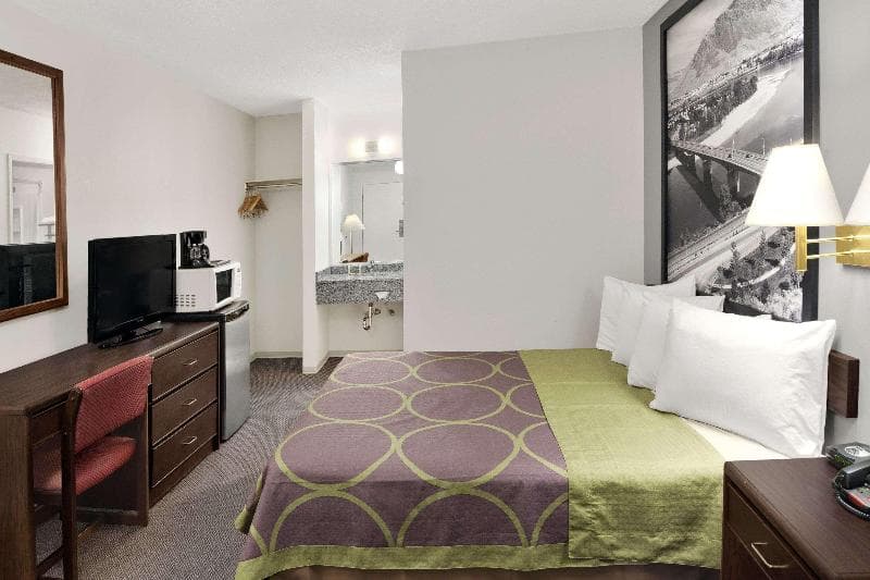 Super 8 by Wyndham Kamloops East 5