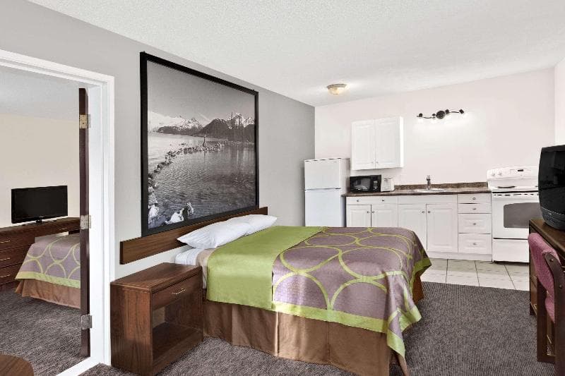 Super 8 by Wyndham Kamloops East 4