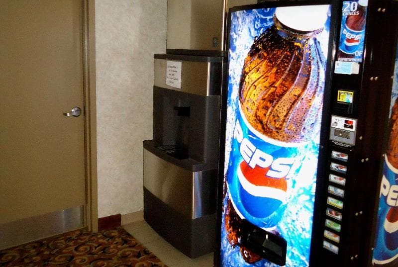 Super 8 by Wyndham Niagara Falls 5