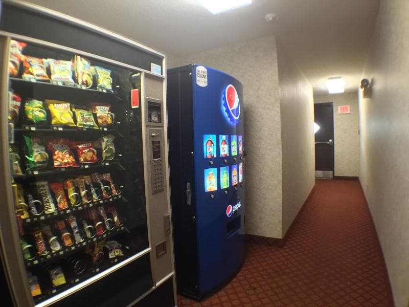 Super 8 by Wyndham Niagara Falls 3