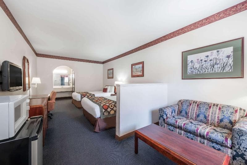 Super 8 By Wyndham Weslaco 3