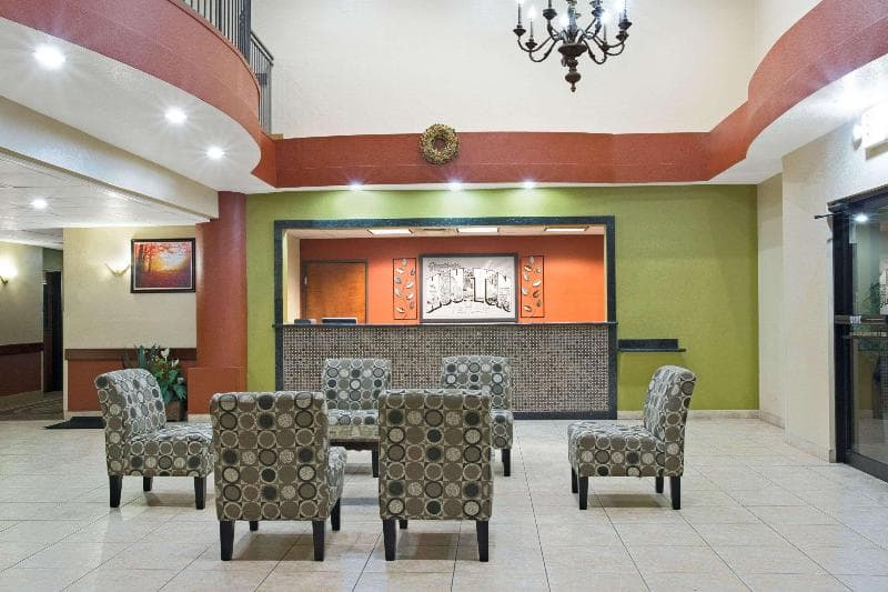 Super 8 by Wyndham Intercontinental Houston 5