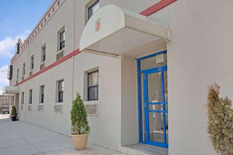 Super 8 by Wyndham Long Island City LGA Hotel photo 1