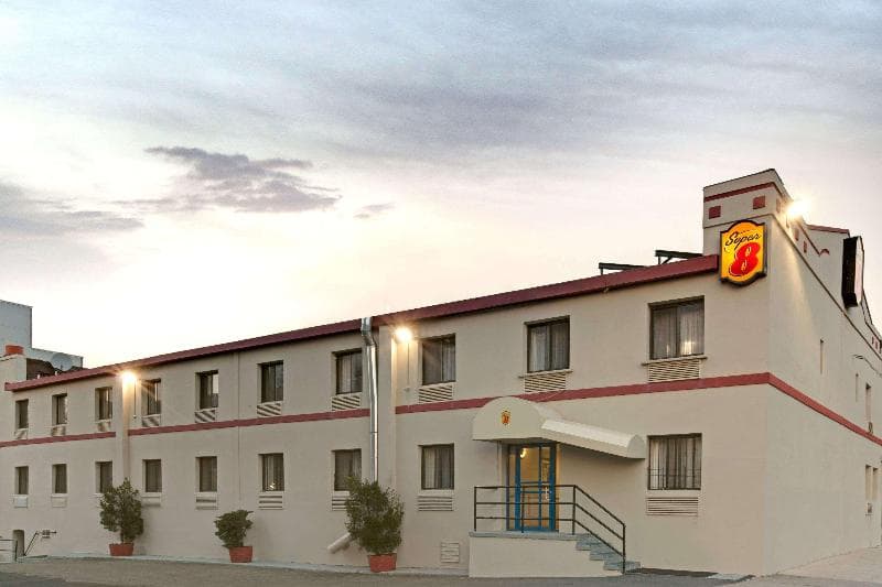 Super 8 by Wyndham Long Island City LGA Hotel 3